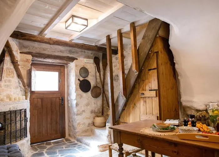 Hébergement de vacances Dandy Mani - Old Tower House - Fireplace - Pool Nomia