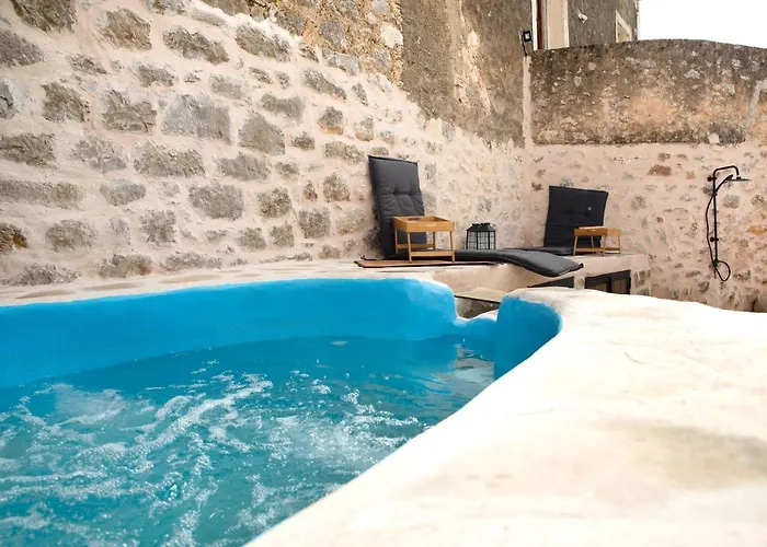 Hébergement de vacances Dandy Mani - Old Tower House - Fireplace - Pool