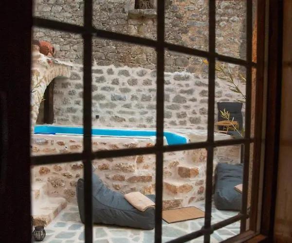 Hébergement de vacances Dandy Mani - Old Tower House - Fireplace - Pool Nomia